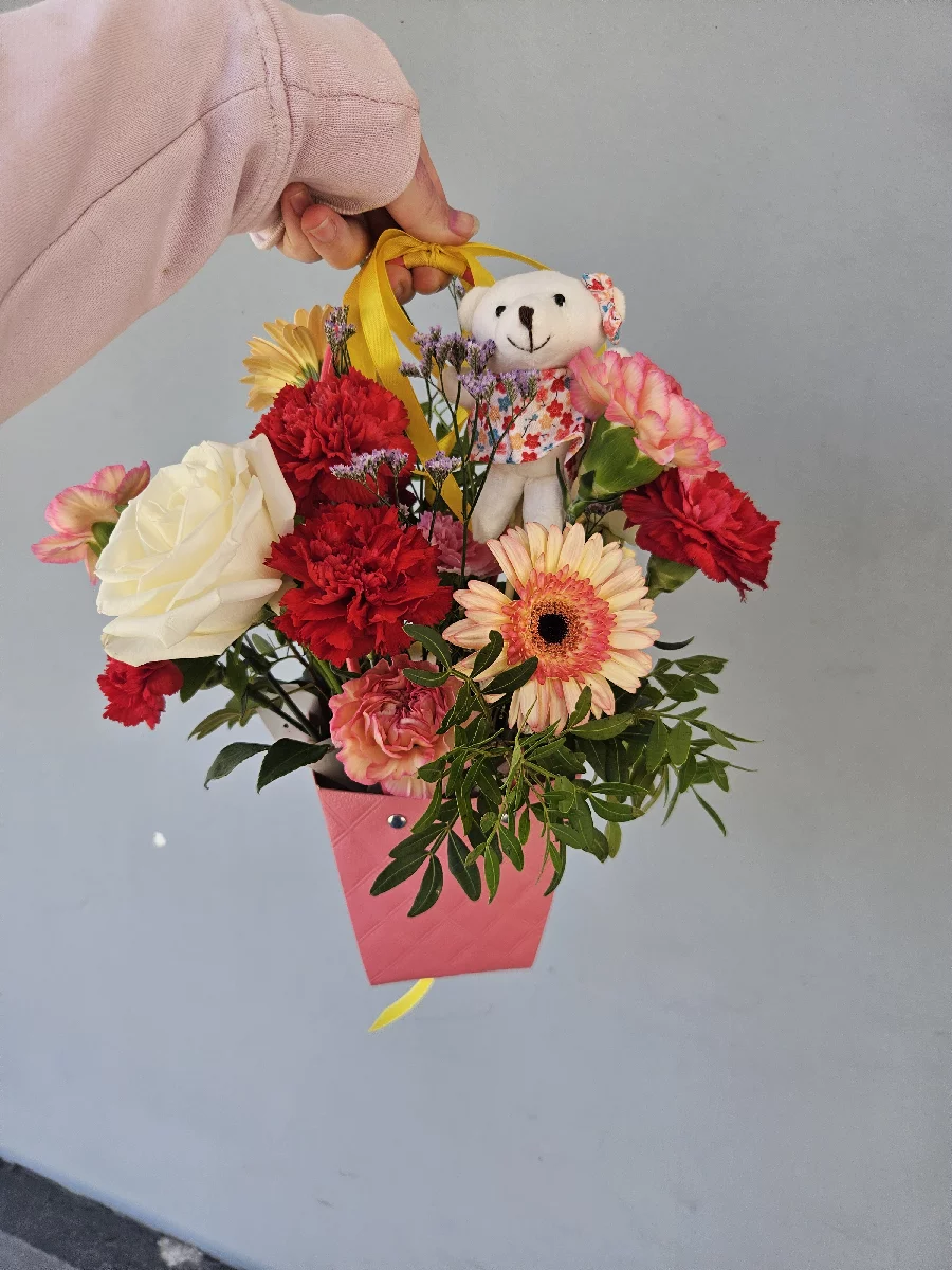 Czerwone róże w różowym flower boxie z pluszowym misiem w kształcie torebki na prezent, Bydgoszcz