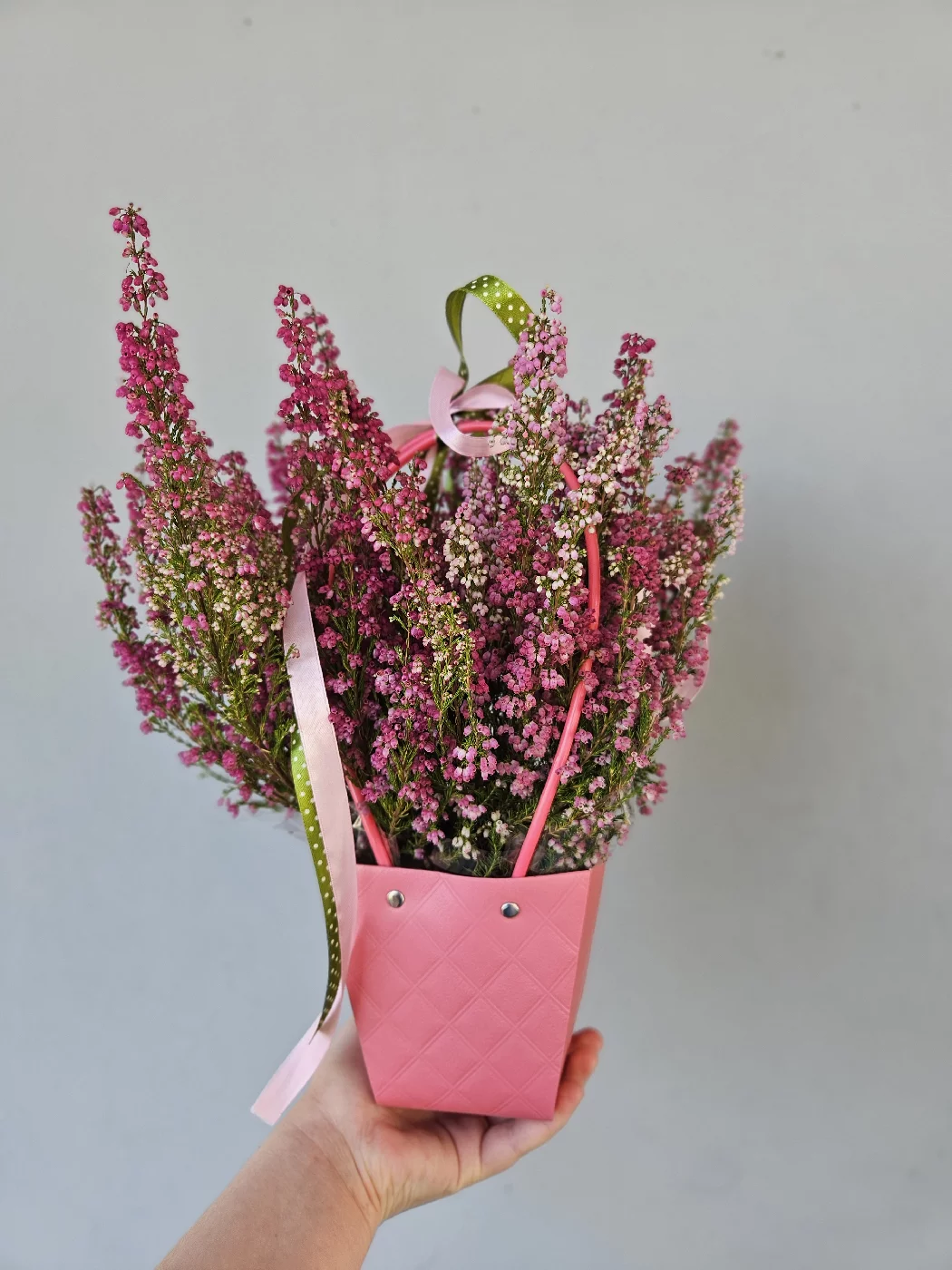 Różowe wrzosy w eleganckim małym flower boxie z rączką, Afera Kwiatowa Bydgoszcz