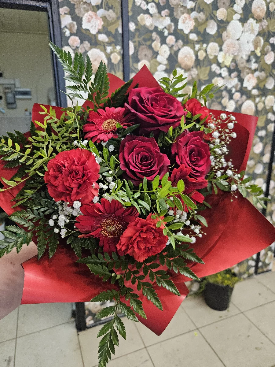 Bordowy bukiet z czerwonych róż i gerber w eleganckim czerwonym papierze, Bydgoszcz Nowodworska 2