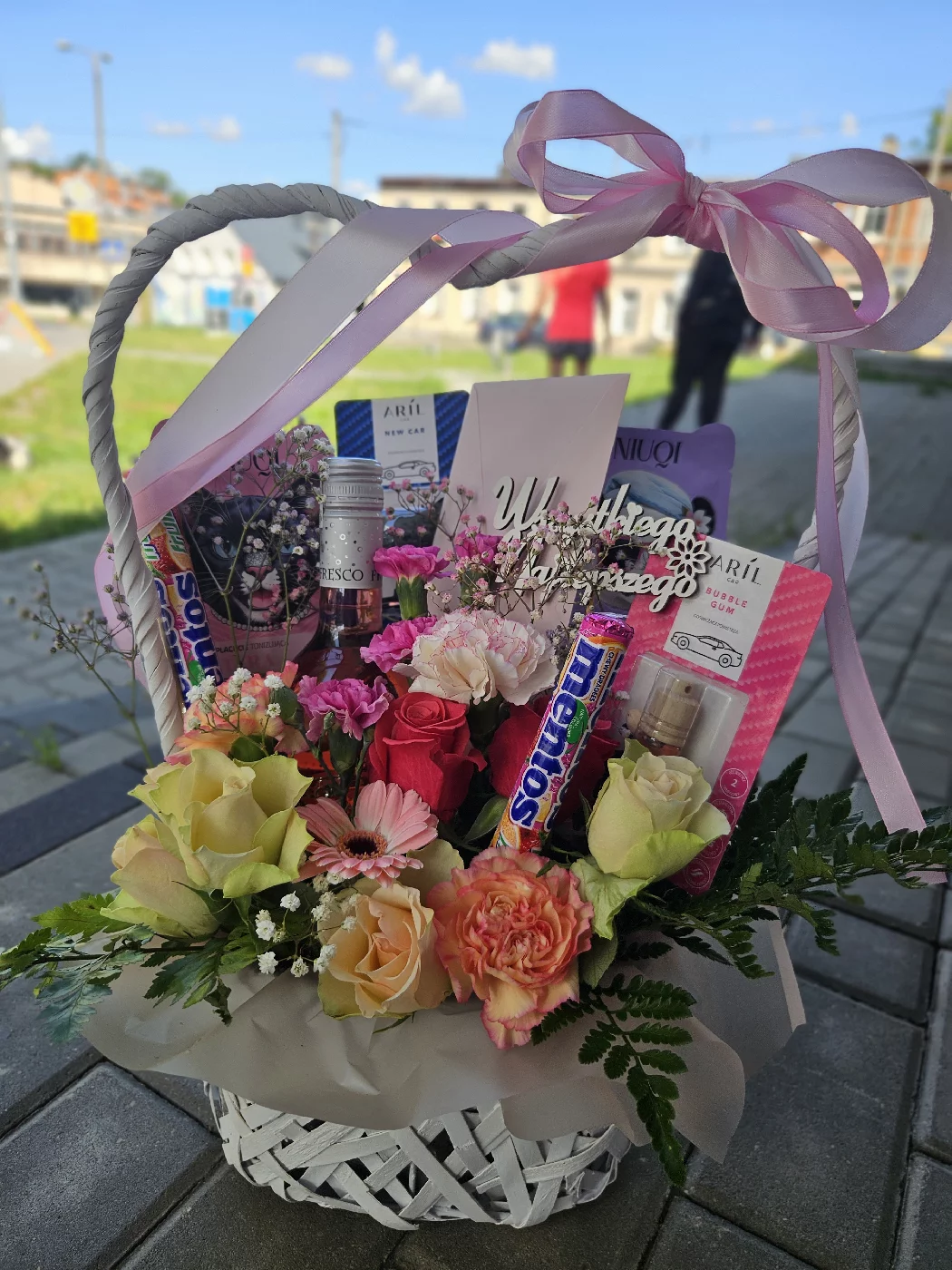 Pastelowy, jasny kosz upominkowy z różami, winem i słodyczami, idealny na urodziny, dostawa Bydgoszcz