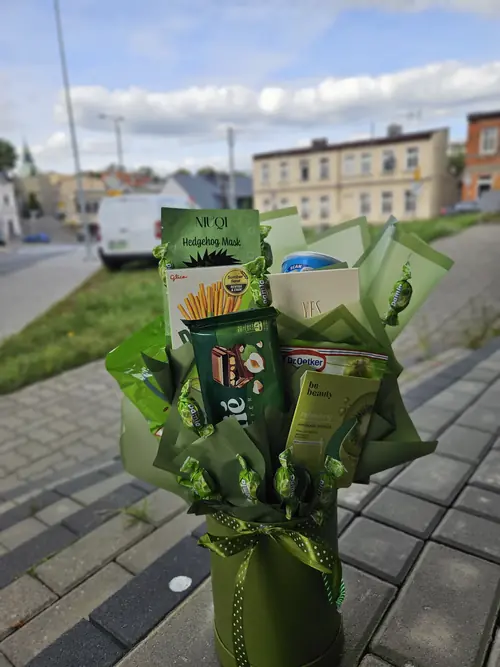 Mały zielony koszyk upominkowy ze słodyczami na każdą okazję, kwiaciarnia Bydgoszcz Szwederowo