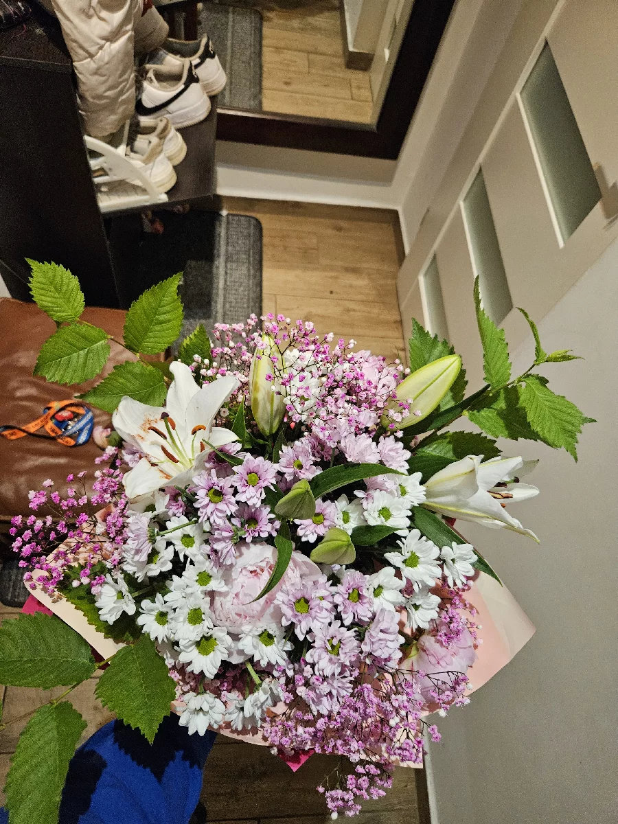 Jasny bukiet z liliami i drobnymi kwiatami dostarczony pod drzwi klienta, poczta kwiatowa Bydgoszcz