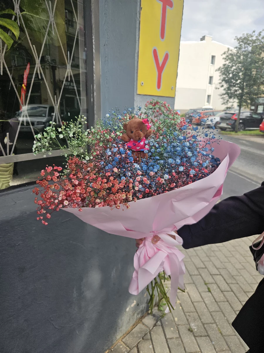 Ogromny bukiet z kolorowej gipsówki z pluszowym misiem doręczany na terenie Bydgoszczy
