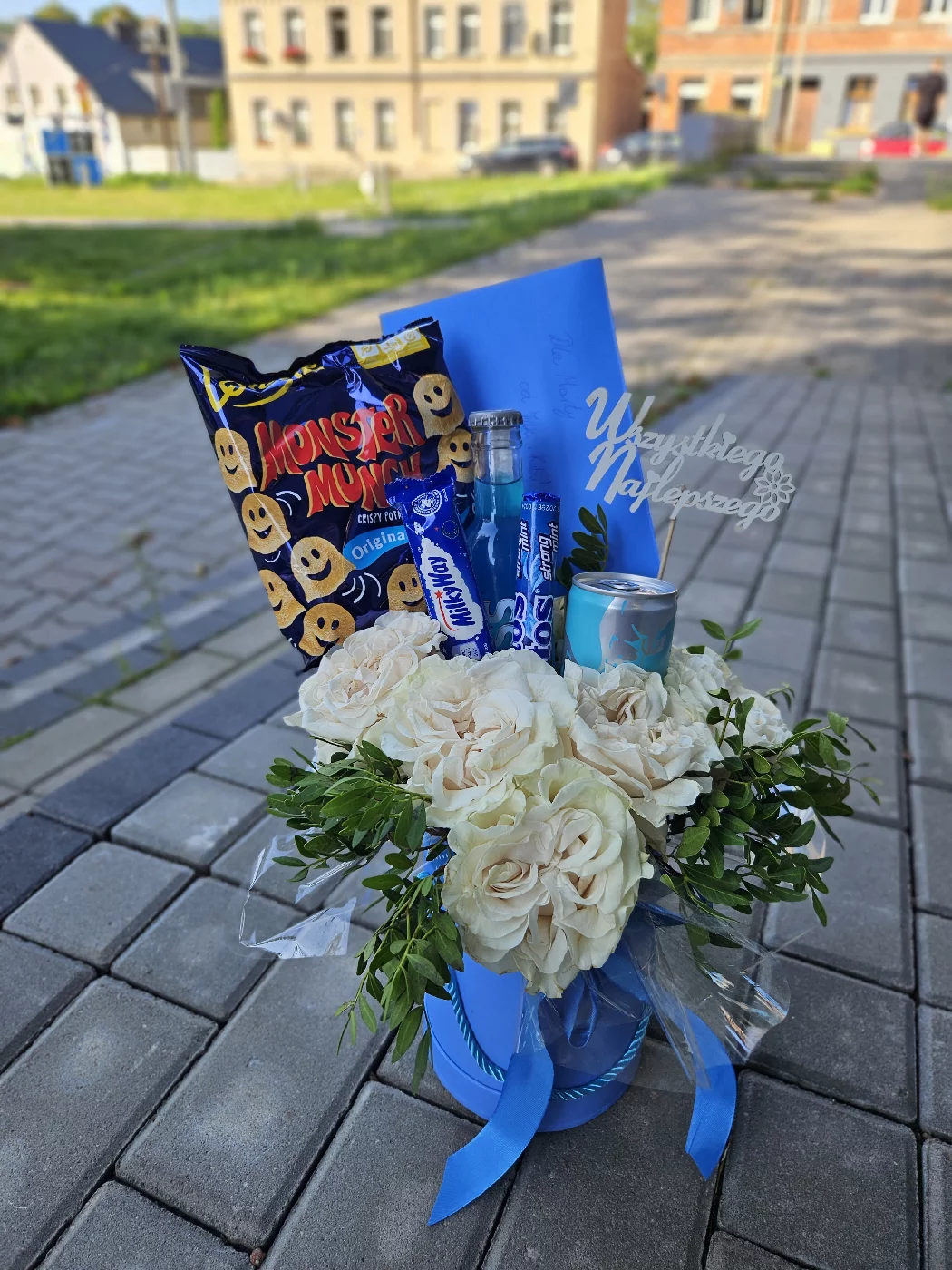 Niebieski flower box z białymi różami, słodyczami i napojami dostarczony na prezent, kurier kwiatowy Bydgoszcz