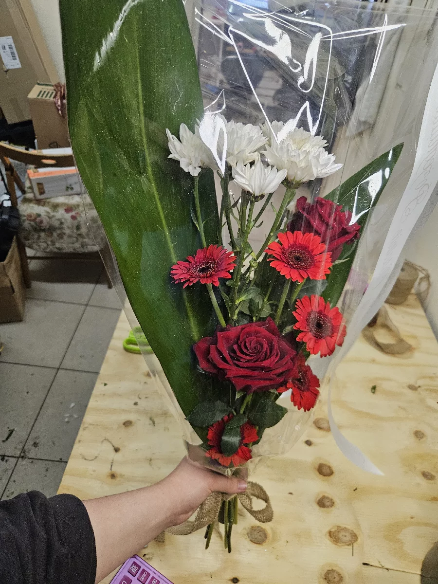 Wiązanka pogrzebowa z czerwonych róż, gerber i białych chryzantem na dużym liściu, kwiaciarnia Bydgoszcz